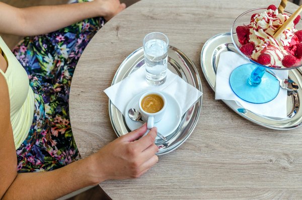 Comment porter une robe de soirée de manière décontractée