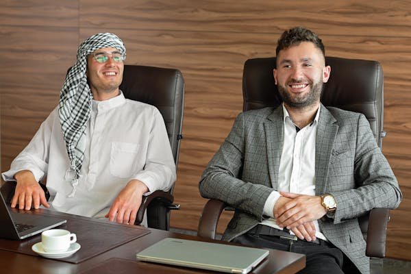 Le qamis émirati : un symbole de tradition et de modernité