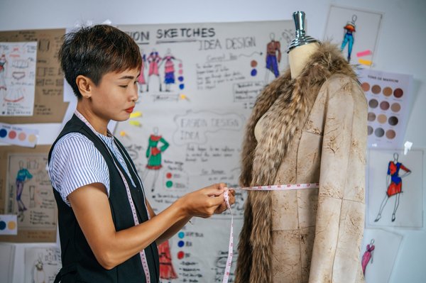 Mannequin femme en bois : charme et élégance pour vos vitrines